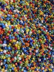 60 g Gemischte Farben Undurchsichtig Glanz Runde Kleine Glasperlen 11/0 2 mm - Kostenloser Versand - Bild 1 von 3