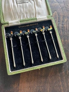 HERMOSO JUEGO DE SEIS PALITOS DE CÓCTEL/MARISCOS DE PLATA ESTERLINA Y ESMALTE - Imagen 1 de 1