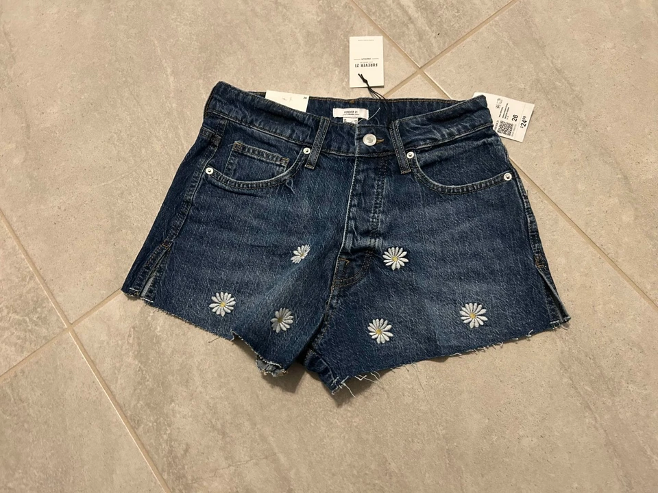 Pantalones cortos de mezclilla Forever 21 bordados florales negros para mujer Foto 1 de 1