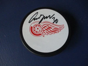 Chris Osgood #30 handsignierter Detroit Red Wings Puck - Bild 1 von 2
