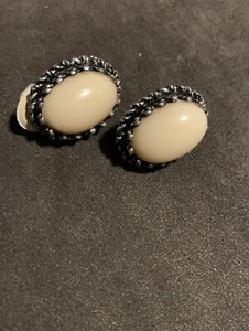 Vintage 1618 with Makers Mark Clip On Costume Fashion Earrings Silver Tone Cream - Picture 1 of 6