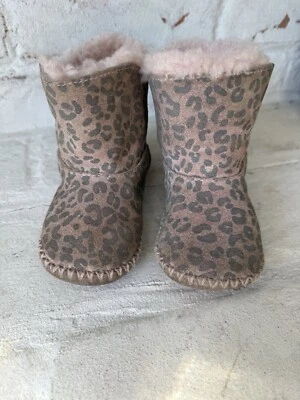 UGG Niño Infantil Niñas Cassie Botín Bota Talla 4/5 Piel de Oveja Rosa Gris Leopardo Foto 1 de 4