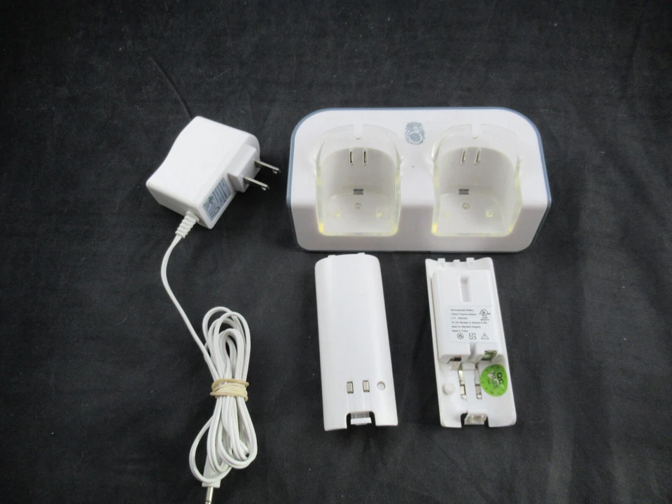 Psyclone PSE6505 Lighted Charging Station for Nintendo Wii Motion Controllers - Image 1 of 1