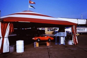 Kodachrome 1973 35 mm extensión, tienda Chevy y camioneta Chevrolet en la pista de carreras - Imagen 1 de 1