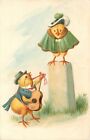 c1906 carte postale oiseau en relief ; poussin habillé guitare jouant pour fille, Allemagne