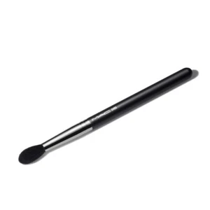 Cepillo mezclador cónico grande MAC 240S fibra sintética cepillo de sombra de ojos - Imagen 1 de 4
