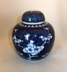 19. Jh. Chinesische Porzellan Blau & Weiß Vase & Deckel Prunus Dekoration 15 cm hoch - Bild 1 von 8