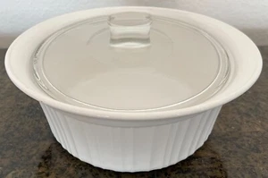 CORNING WARE Piatto casseruola in gres bianco francese 2 Qt - 1,9 L con coperchio in pirex - Foto 1 di 7