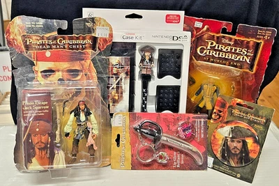 Nuevo en caja Lote de 5 Figuras y Mercancía de Piratas del Caribe, Estuche DS, Botones Brillo de Labios Foto 1 de 4