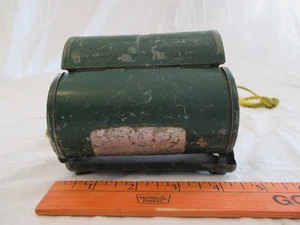 Rare Vintage Green Metal Worm Holder Revolving Bait Box. Mit Seil. - Bild 1 von 10