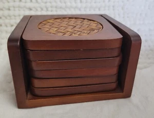 Juego De Colección De 6 Posavasos De Madera De Mimbre Bambú con Caddy Teca Años 70 Barware Usado En Excelente Condición - Imagen 1 de 8