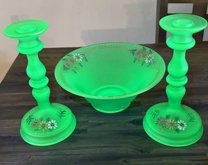 Tiffin Emerald Green Satin Uranium Glass Bowl & Candlesticks Set Hand painted - Bild 1 von 13