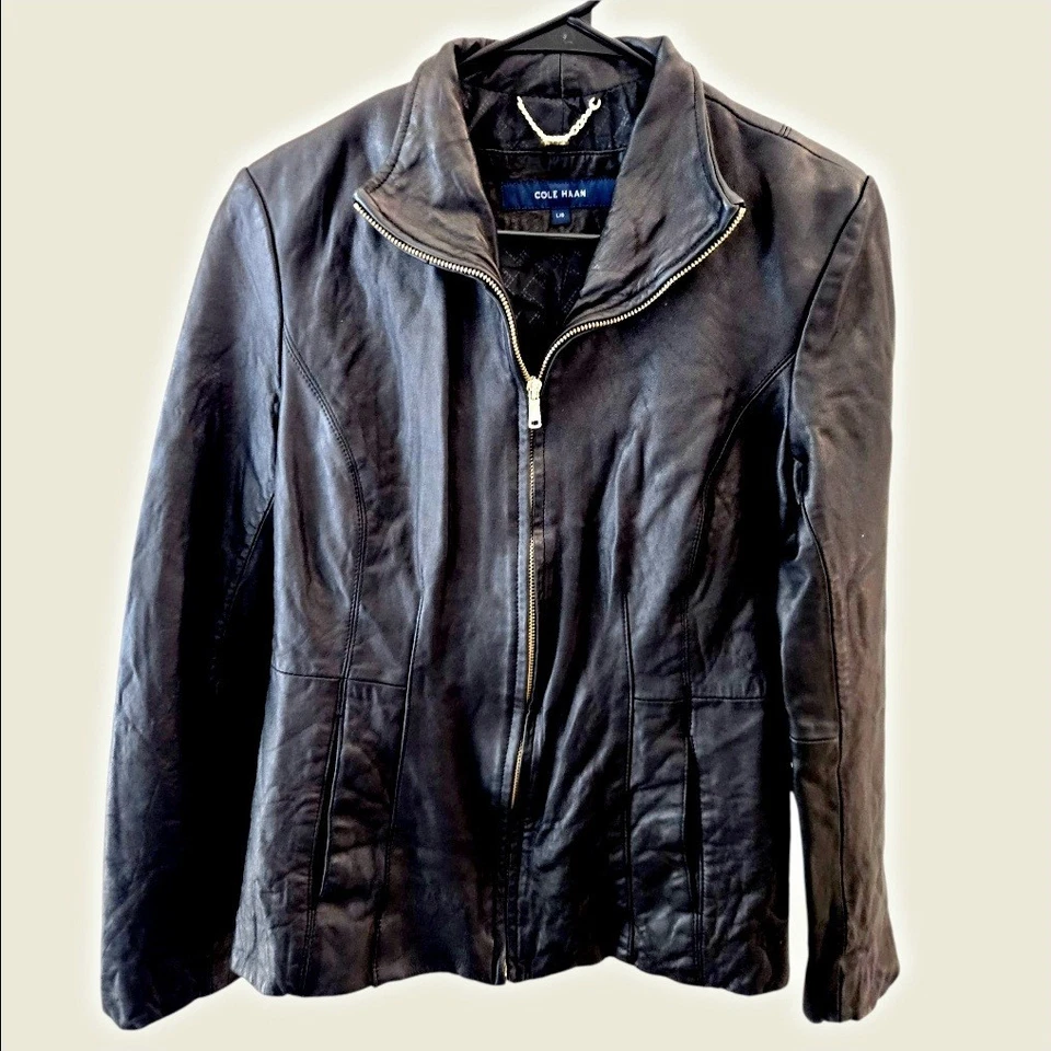 Chaqueta para mujer Cole Haan cuello ala 100 % piel de cordero negra y dorada talla grande Foto 1 de 4