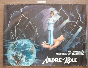 Cartel Andre Kole de pie en la mano de Dios en el espacio mirando a la Tierra - Imagen 1 de 1