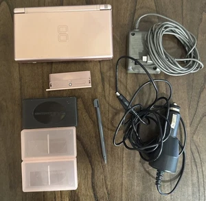 Consola Nintendo Ds Lite Oro Rosa con Cargador Cargador Coche y Lápiz - Probada - Imagen 1 de 15