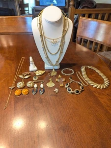Vintage Gold Tone Mixed Jewelry Lot Including Joan Rivers JCM Star Uncas - Picture 1 of 11