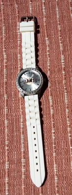 SUPER CUTE SAN FRANCISCO GIANTS WATCH - RHINESTONES - SILICONE BAND - ADORABLE - Image 1 of 3