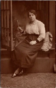 Rppc Echt Foto Detroit Mich Dame im Kleid Gorman Studio Postkarte - Bild 1 von 1