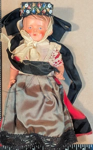 Antike Puppe mit schwarzem Hut - Bild 1 von 5