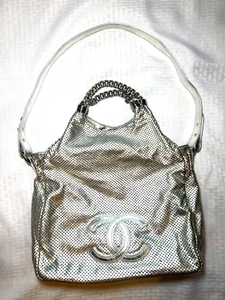 Auténtico bolso Chanel metálico esmaltado piel de becerro perforado Med Rodeo Drive plateado - Imagen 1 de 22