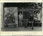 1969 Press Photo People Sit On Sidewalk By Mosaic Of Lenin In Russia - Mjc21652
