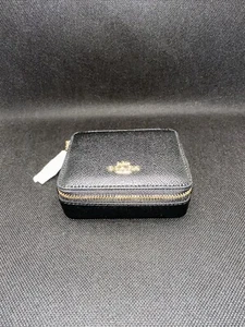 Nuovo Coach Weekly Pill Box Nero Pelle Saffiano Chiusura Zip Logo Astuccio Medicina - Foto 1 di 6