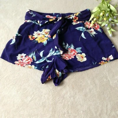 Bermuda Charlotte Russe feminina MÉDIA azul marinho floral nó gravatas - Imagem 1 de 4