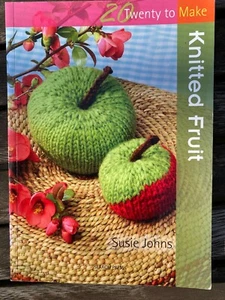 20 Zwanzig gestrickte Früchte Susie Johns Äpfel, Erdbeeren, Zitrone, Birne - Bild 1 von 9