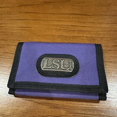 Cartera LSU púrpura triple con detalle de peltre usada en excelente estado Foto 1 de 4