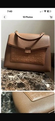 Bolso CH Carolina Herrera Marrón Monograma Cuero Repujado Solapa Asa Superior Foto 1 de 4