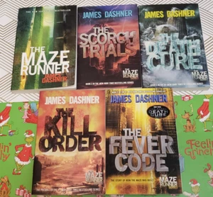 MAZE RUNNER - JAMES DASHNER - LOT OF 5 TRADE PAPERBACK BOOKS - SEE PHOTO - Foto 1 di 2