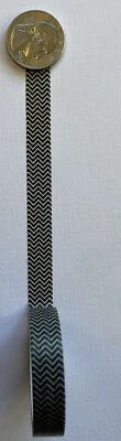 Rolo Washi Tape WHITE & BLACK CHEVRON (3/8”) Fabricação de Cartões •Linha•Jornal•Setas• - Imagem 1 de 4
