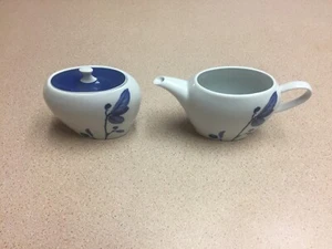 Mikasa True Blue Zuckerdose mit Deckel und Milchkännchen Set Neu Nie Benutzt Etikett Noch Dran - Bild 1 von 10