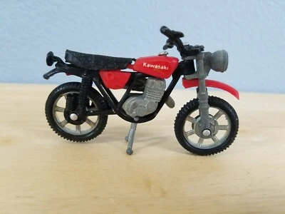 Motocicleta/bicicleta de juguete fundido a presión Kawasaki de colección de los años 80 hecha en Macao Foto 1 de 4