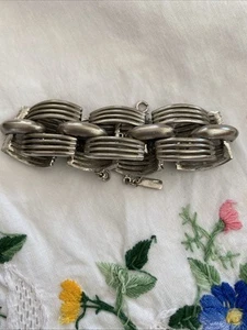 VINTAGE OLDER SIGNED MONET PUFFED LINKS PERFORATED SILVER TONE METAL BRACELET - Picture 1 of 17
