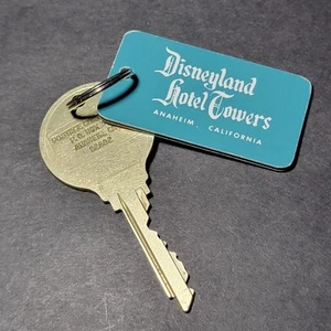 Seltener Vintage Disneyland Hotel Towers Zimmerschlüssel und blauer Anhänger Anaheim Kalifornien PA - Bild 1 von 8