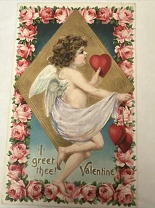 Postal de San Valentín en relieve Cupido querubín sosteniendo corazón de pie sobre rosas - Imagen 1 de 2