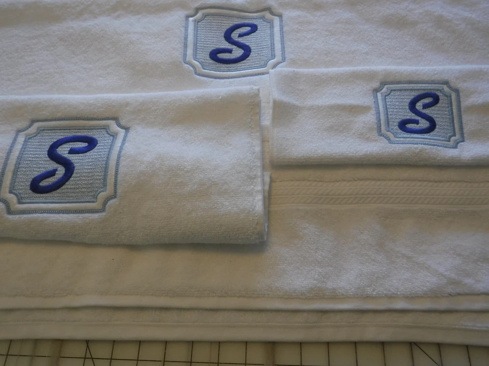 Toalla de baño personalizada bordada en relieve toalla de mano paño de lavado juego de 3 piezas Foto 1 de 1