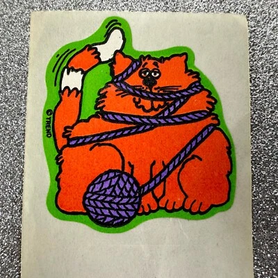 Pegatina de tendencia vintage “Bola de hilo de gato gatito naranja” mate rasguño-n-olfateo felino Foto 1 de 4
