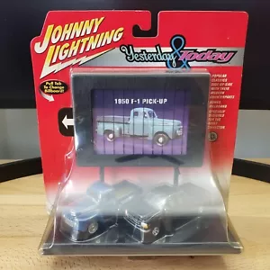 Johnny Lightning Ford 1950 F-1 und 2001 F-250 Pickups inklusive Werbetafel 1:64 - Bild 1 von 10