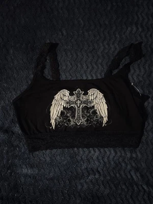 Top corto Hot Topic Social Colisión de encaje negro mediano gótico alas de ángel cruz Foto 1 de 3