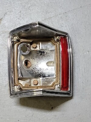 Carcaça de lanterna traseira LH 5962733 Chevrolet 1970 1971 1972 EL Camino SS fabricante de equipamento original  - Imagem 1 de 4