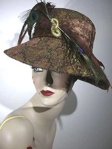 Sombrero de colección DONNA VINCI COUTURE lana brocado tela plumas de pavo real excelente - Imagen 1 de 12
