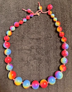 Adia Kibur Multicolor TieDye Regenbogen 🌈 Perlenkette rosa Kordel signiert 22" 01143 - Bild 1 von 4