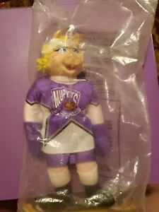 Nuovo 1995 McDonald's Muppets Miss Piggy NHL 12" Maglia da hockey peluche giocattolo - Foto 1 di 8