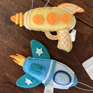 Rocket Ship and Ray Gun Felt Ornament PAIR Sci Fi Planet Space NEW Wondershop - Afbeelding 1 van 6