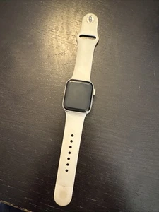 Apple Watch SE (2nd Generation) 40mm Aluminum Case with Sport Band A2722 - Photo 1 sur 6