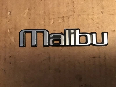 1980’s - 90’s Malibu Plástico Stick On Emblem Nuevo de Lote Antiguo Foto 1 de 2