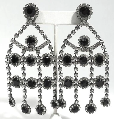 BRINCOS LONGOS COM CLIPE PENDURADO GOTA 4,75” KJL Kenneth Lane preto e cristal - Imagem 1 de 4