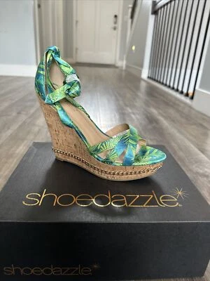 SHOEDAZZLE, Nox, Sandalia Plataforma Cuña Corcho Estampado Palma Azul Satinado 5.25" Talla 10 Foto 1 de 4